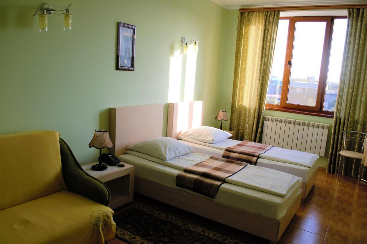 Hotel Aquarius Chornomorsk Buitenkant foto