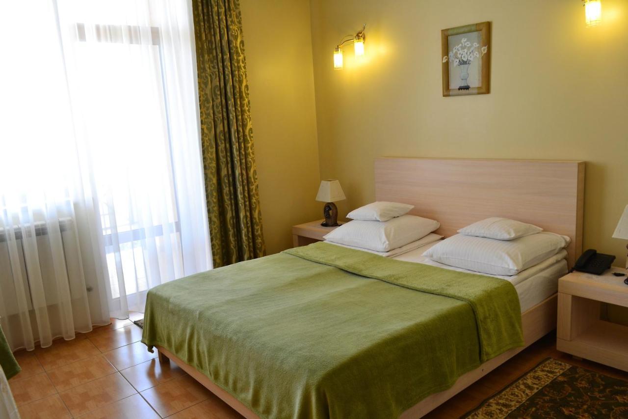 Hotel Aquarius Chornomorsk Buitenkant foto